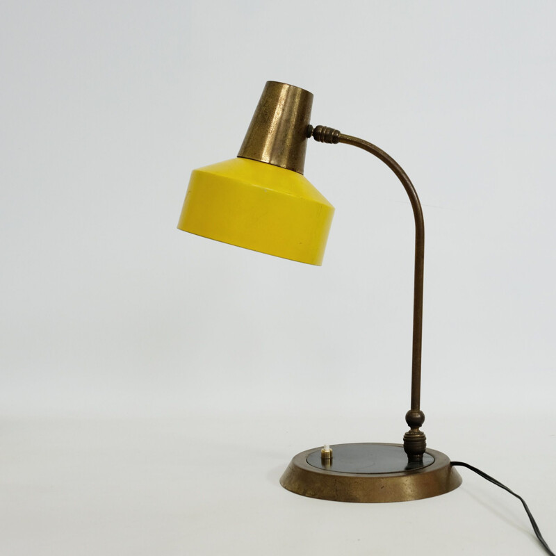 Lampe de bureau jaune en métal et laiton