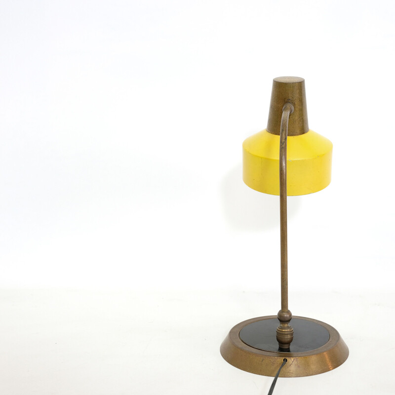 Lampe de bureau jaune en métal et laiton