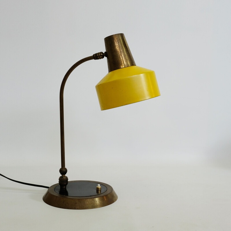 Lampe de bureau jaune en métal et laiton