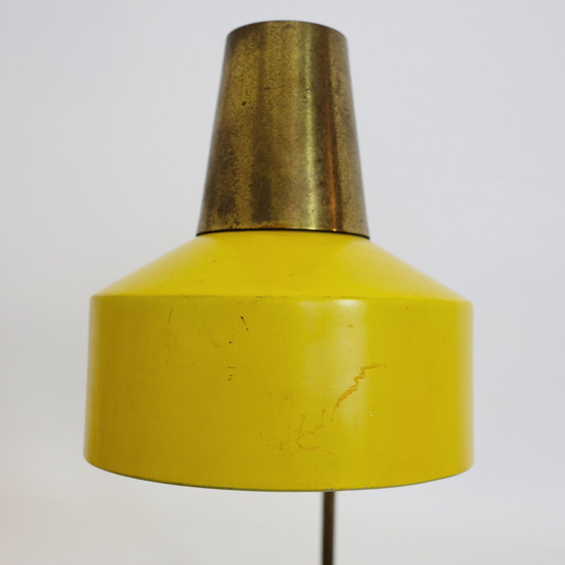 Lampe de bureau jaune en métal et laiton