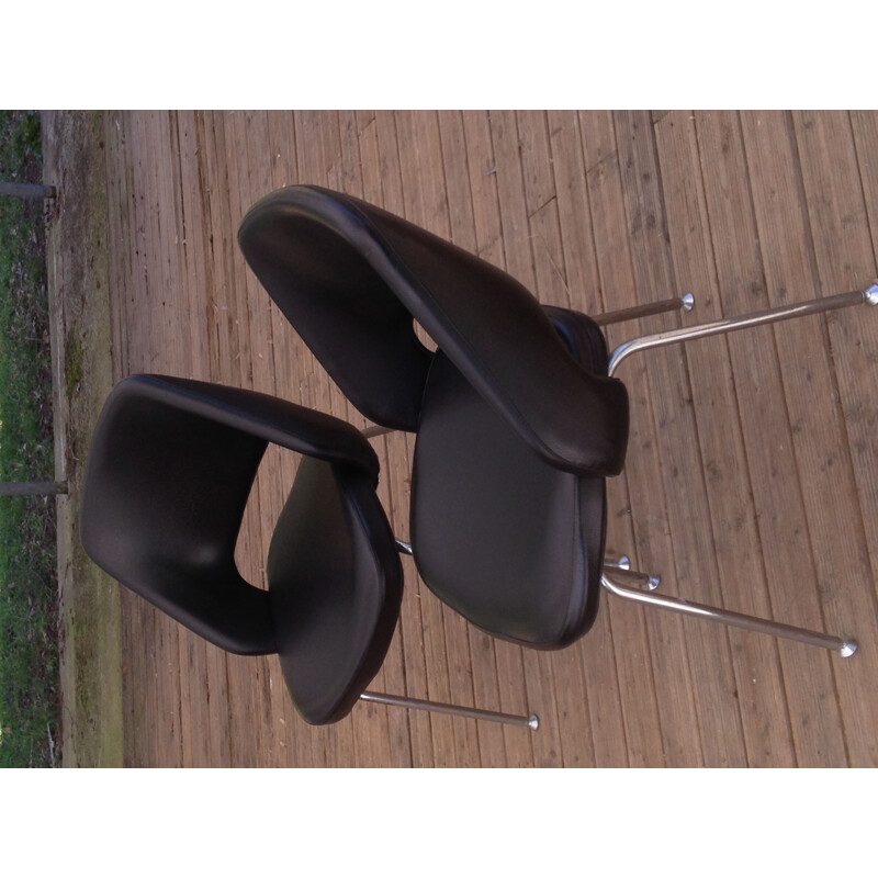 Paire de chaises vintage en skaï noir 1970