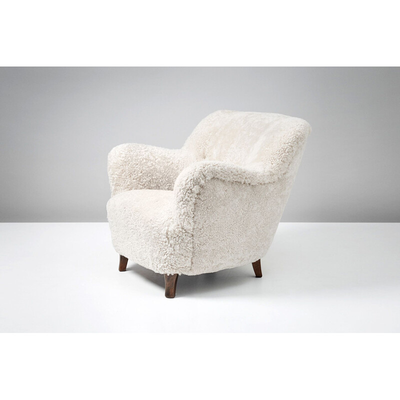 White sheepskin armchair by Elias Svedberg