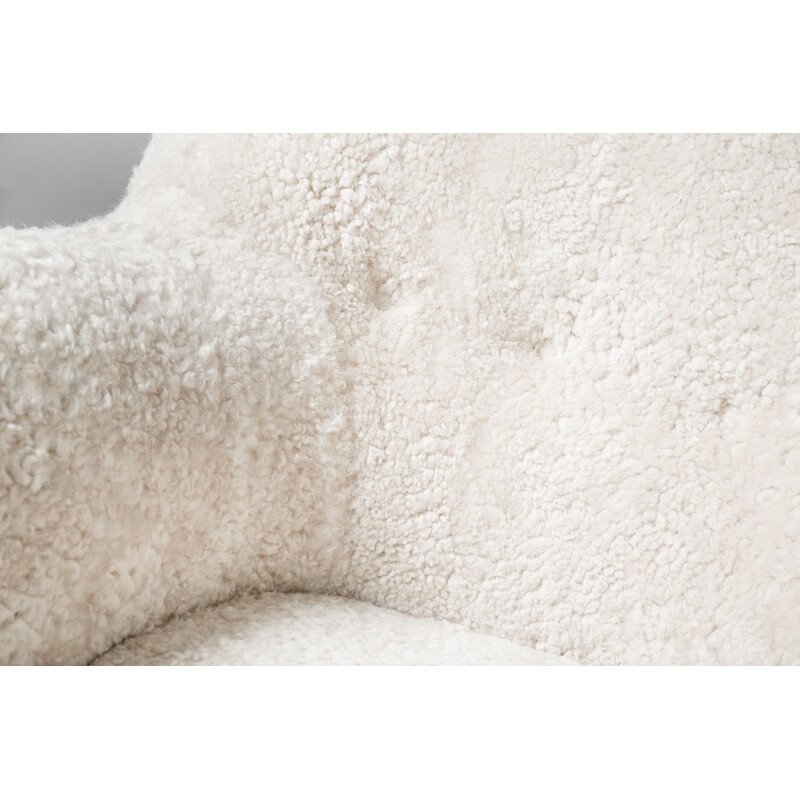 Fauteuil blanc en peau de mouton par Elias Svedberg