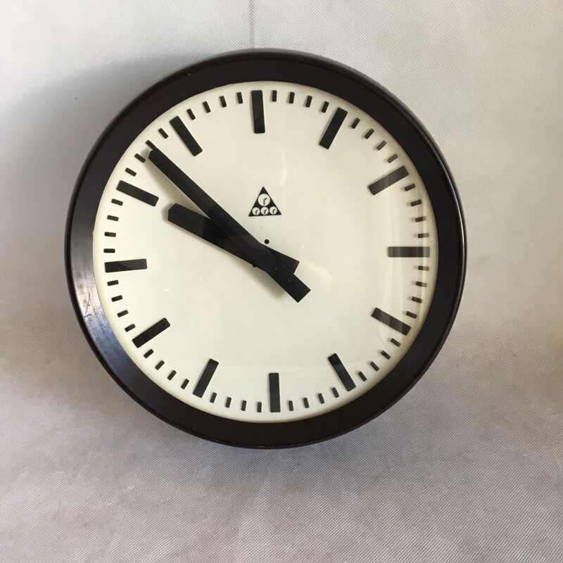 Horloge vintage en bakélite par Pragotron