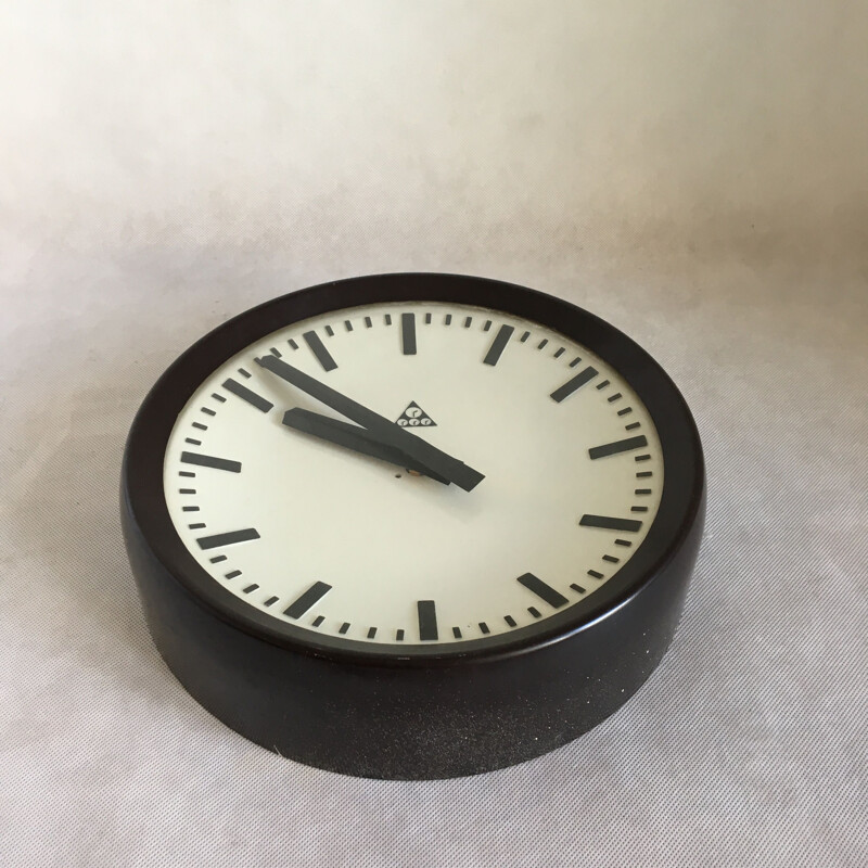 Vintage clock in bakelite by Pragotron