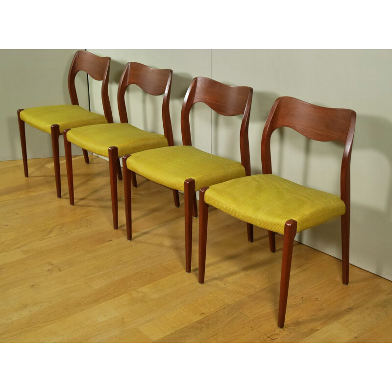 Set of 4 vintage yellow chairs "71" by Niels O. Møller
