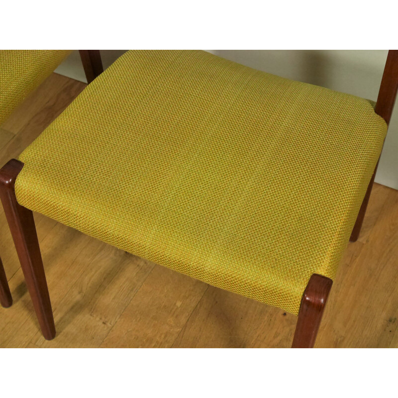 Set of 4 vintage yellow chairs "71" by Niels O. Møller