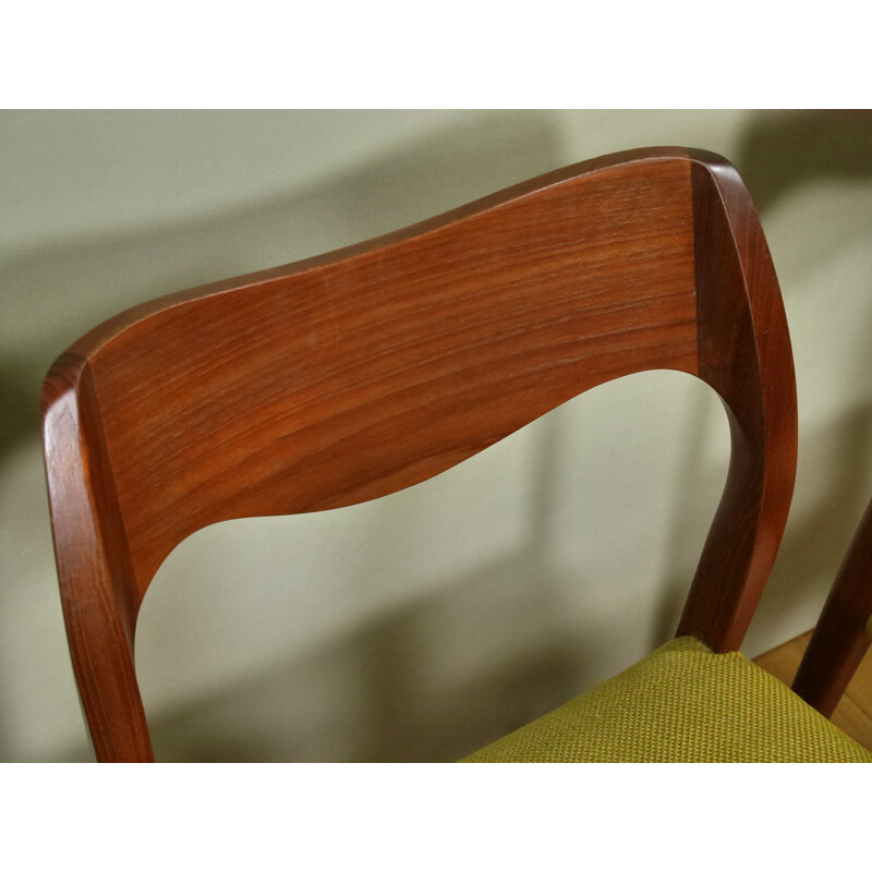 Set of 4 vintage yellow chairs "71" by Niels O. Møller