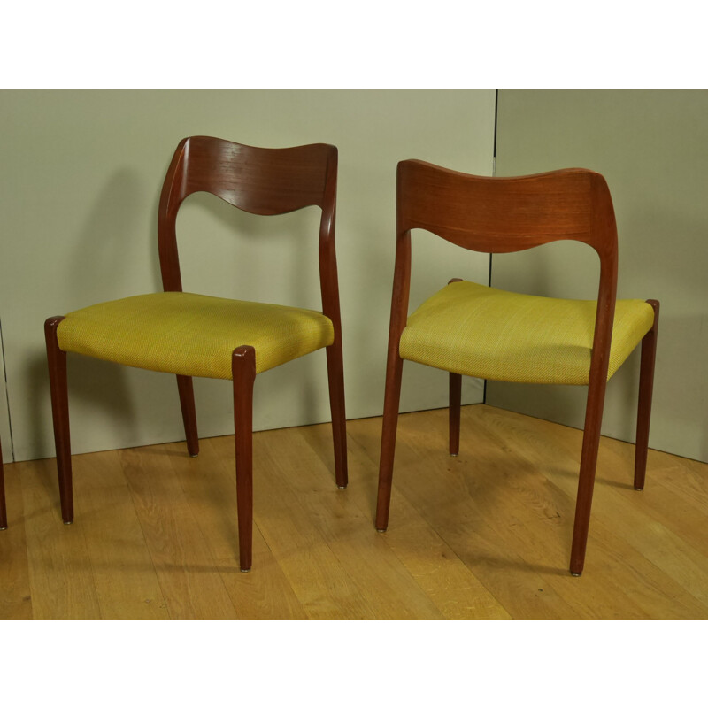 Suite de 4 chaises vintage jaunes "71" par Niels O. MOLLER