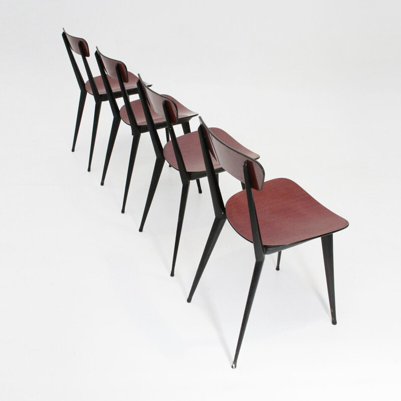 Suite de 4 chaises rouges en métal