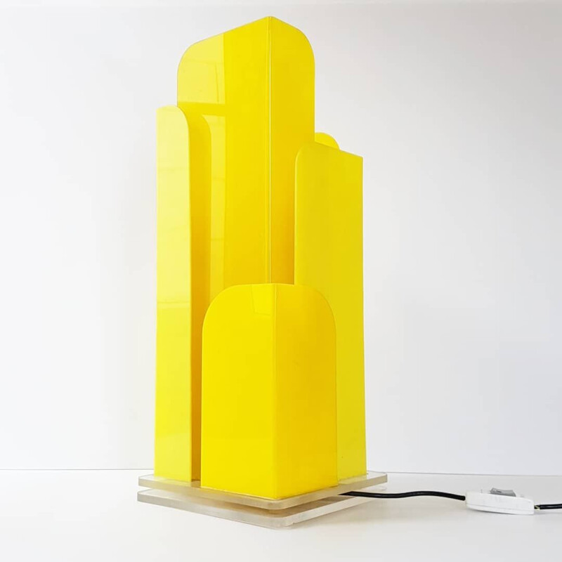 Lampada da tavolo in plexiglas giallo