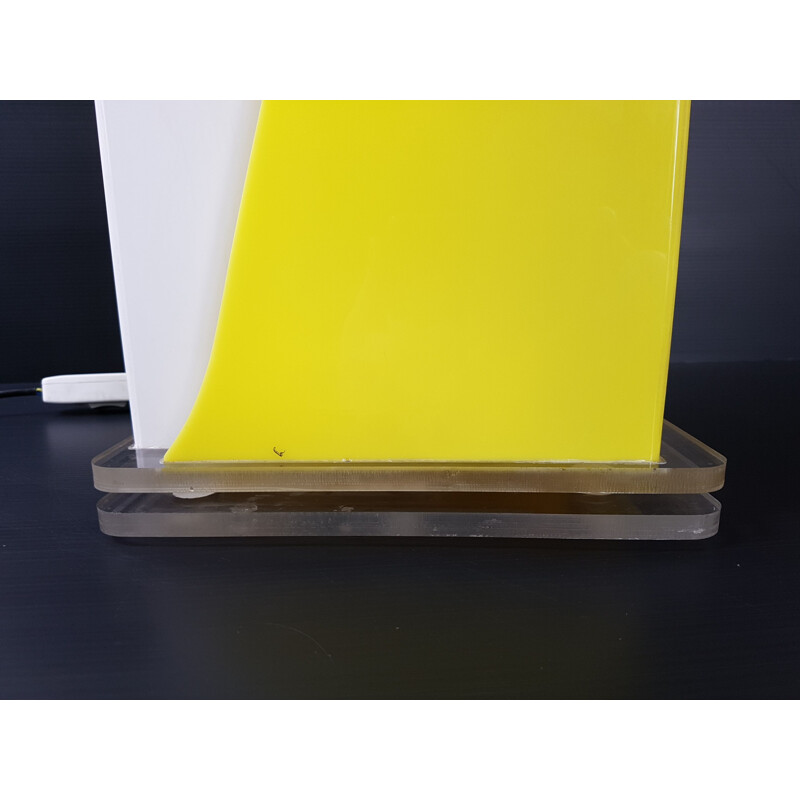 Lámpara de mesa de plexiglás amarillo