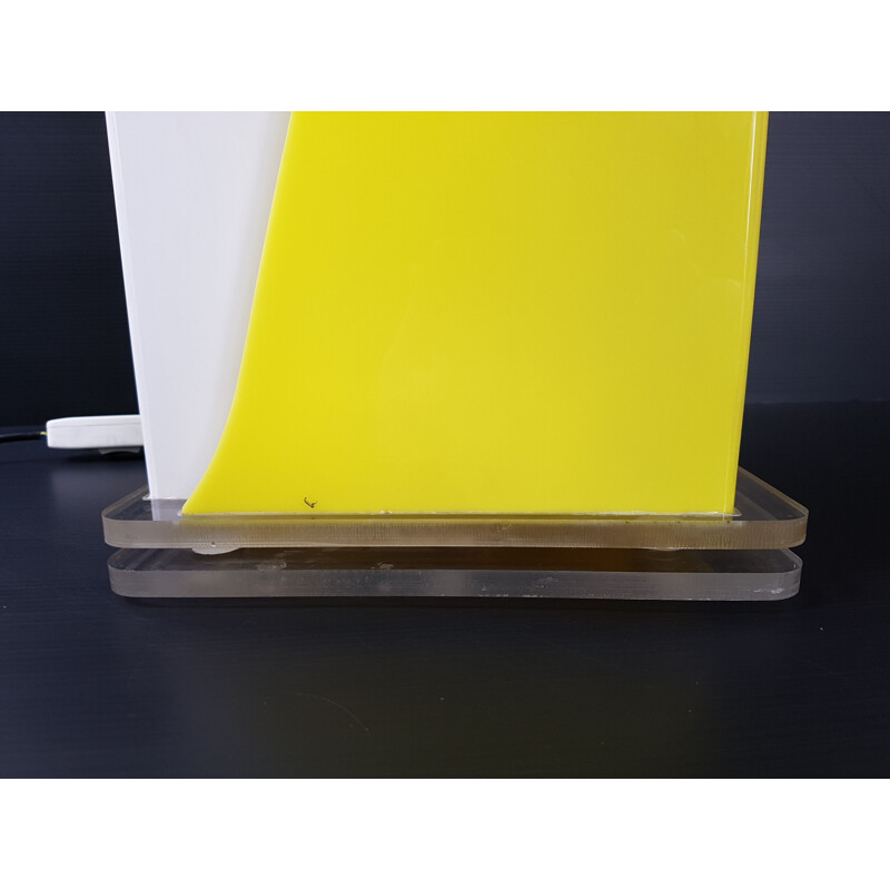 Gele plexiglas tafellamp