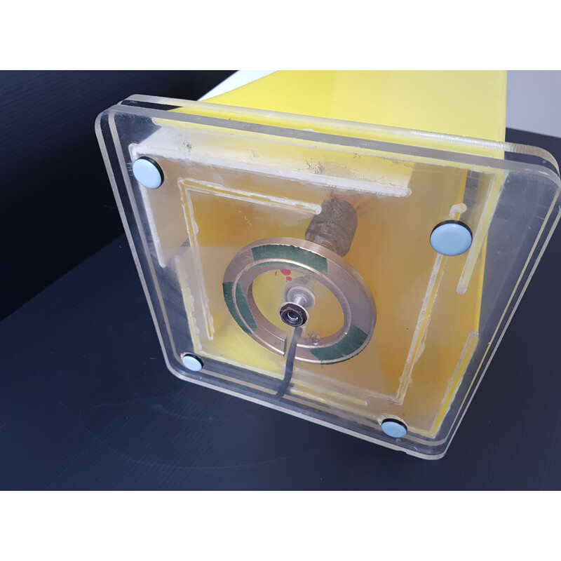 Lampe de table jaune en plexiglas