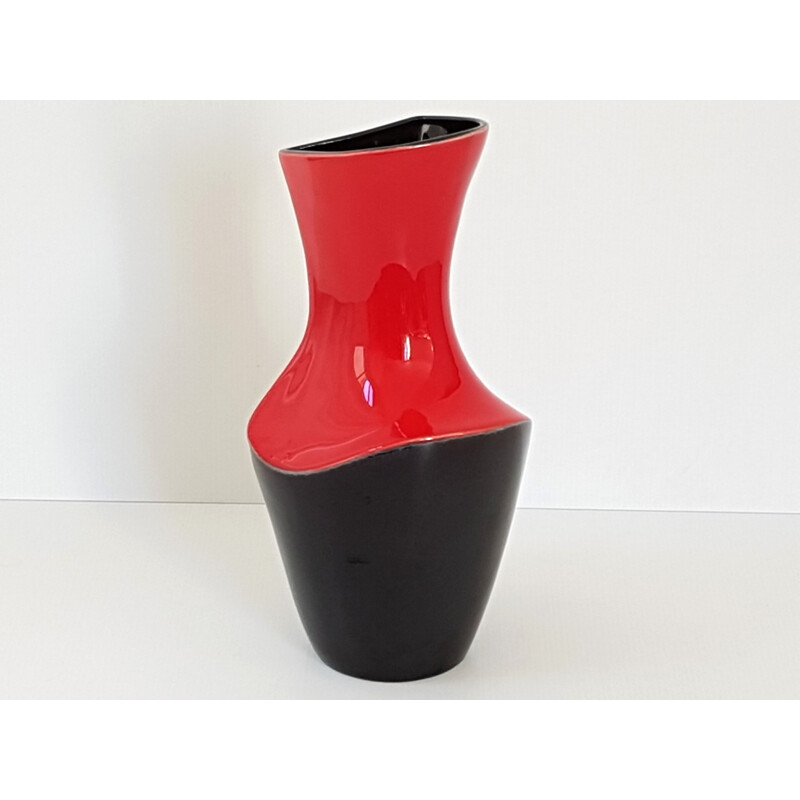 Red and black vase in ceramic