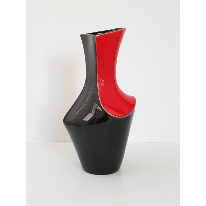 Red and black vase in ceramic