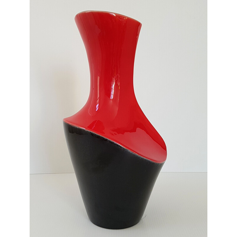 Red and black vase in ceramic