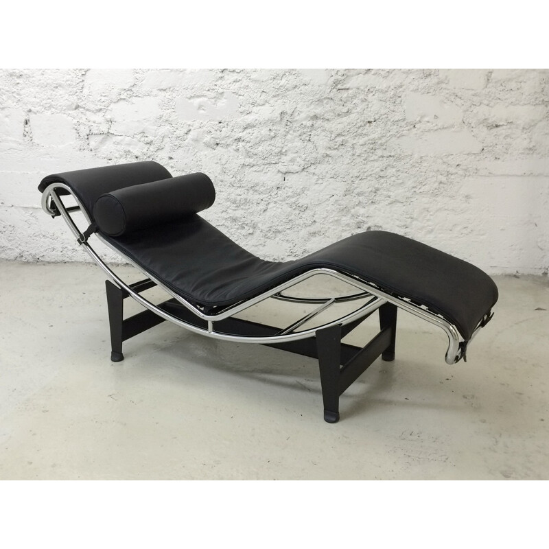 LC4 long chair in black leather and metal, LE CORBUSIER, PERRIAND and JEANNERET - 2000s