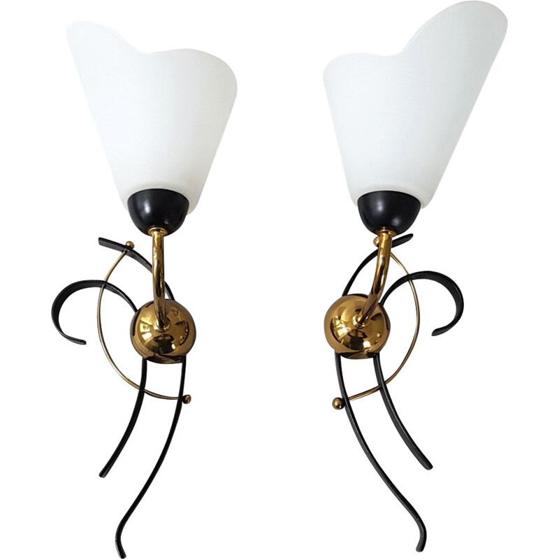 Pair of white wall lamps in steel and glass