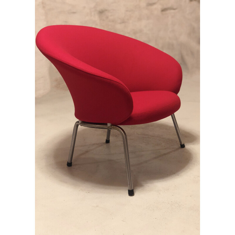 Vintage red armchair 570 by Artifort