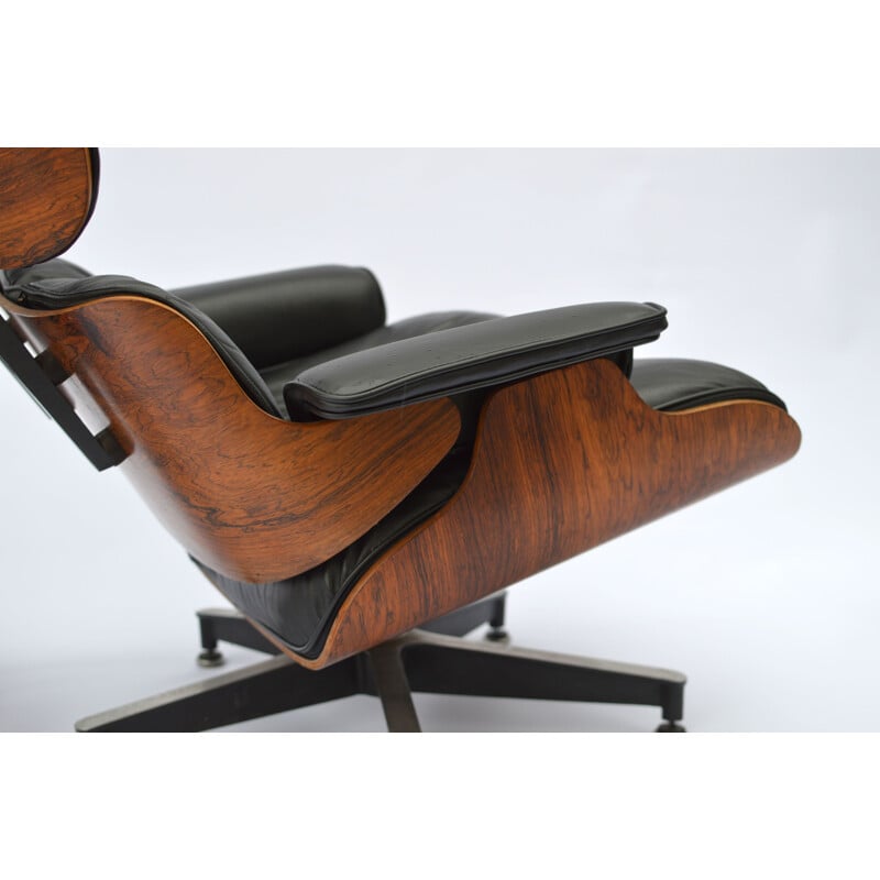 Vintage lounge chair & ottoman in rosewood by Eames for Herman Miller
