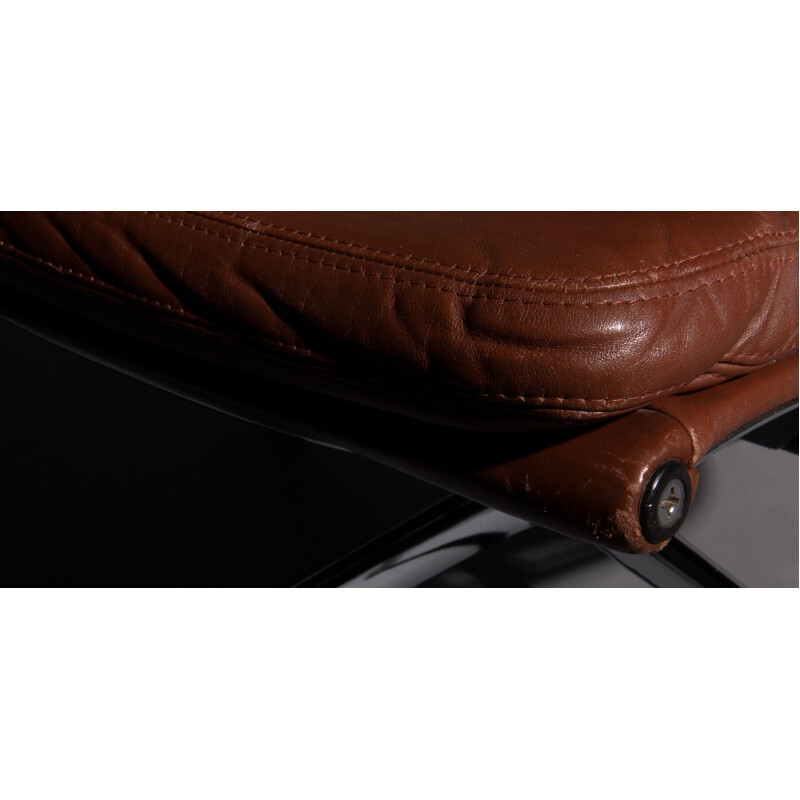 Fauteuil vintage EA 222 marron en cuir par Eames