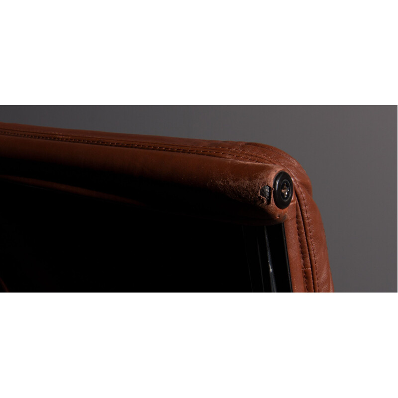 Fauteuil vintage EA 222 marron en cuir par Eames
