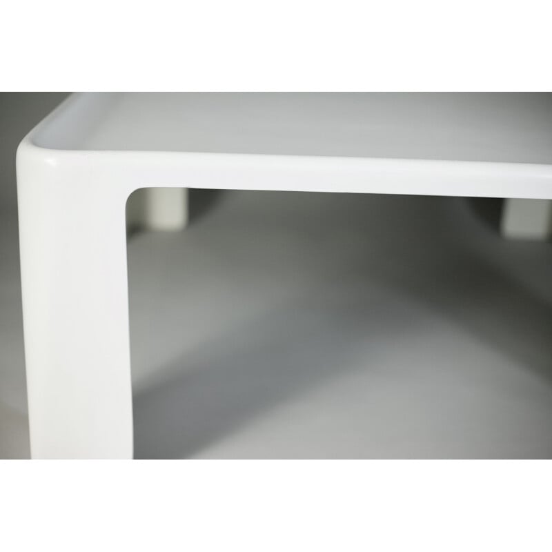 Table basse blanche par Mario Bellini