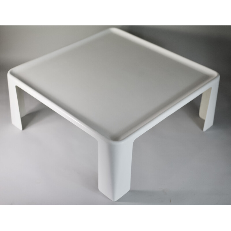 Table basse blanche par Mario Bellini