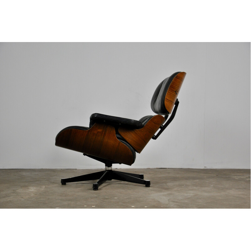 Vintage lounge chair by Eames for Herman Miller in rosewood and leather 1970s