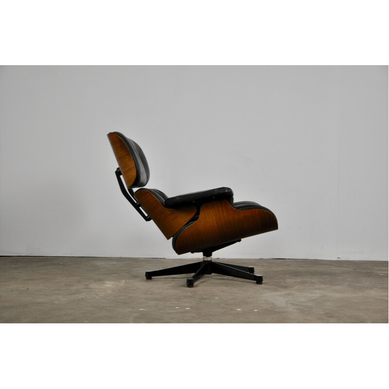 Vintage lounge chair by Eames for Herman Miller in rosewood and leather 1970s