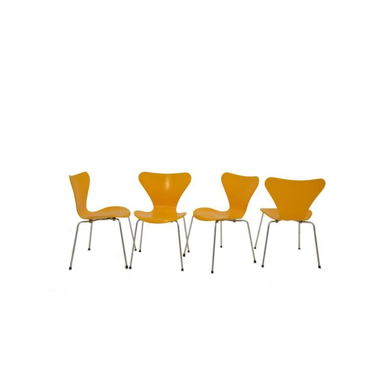 Set of 4 vintage yellow serie 7 chairs for Fritz Hansen in wood