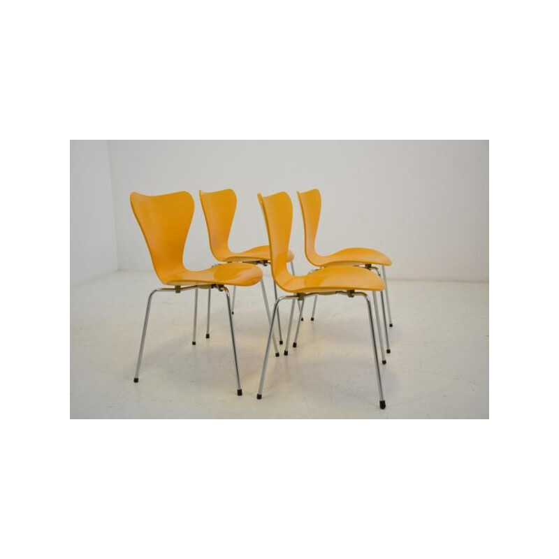 Set of 4 vintage yellow serie 7 chairs for Fritz Hansen in wood