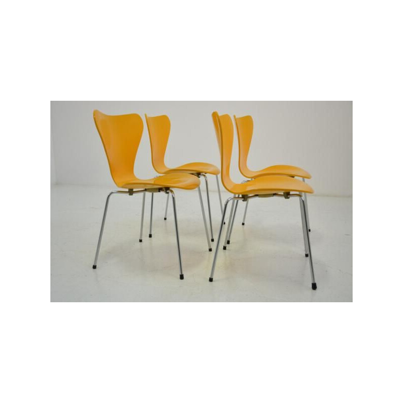 Suite de 4 chaises vintage jaunes série 7 pour Fritz Hansen en bois