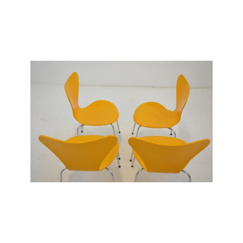 Suite de 4 chaises vintage jaunes série 7 pour Fritz Hansen en bois