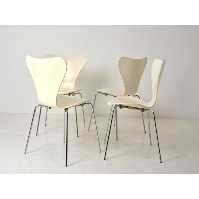 Suite de 4 chaises vintage blanches série 7 pour Friz Hansen en bois