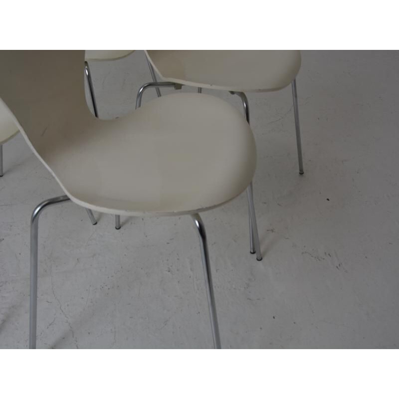 Suite de 4 chaises vintage blanches série 7 pour Friz Hansen en bois