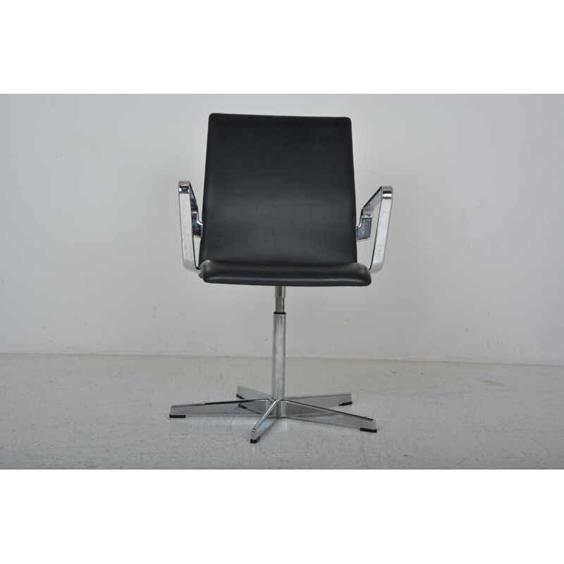Chaise Oxford noire par Arne Jacobsen