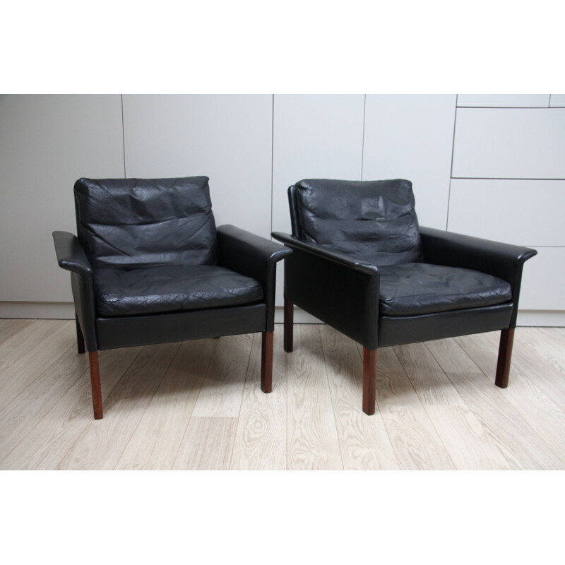 Paire de fauteuils Club en cuir noir par Hans Olsen