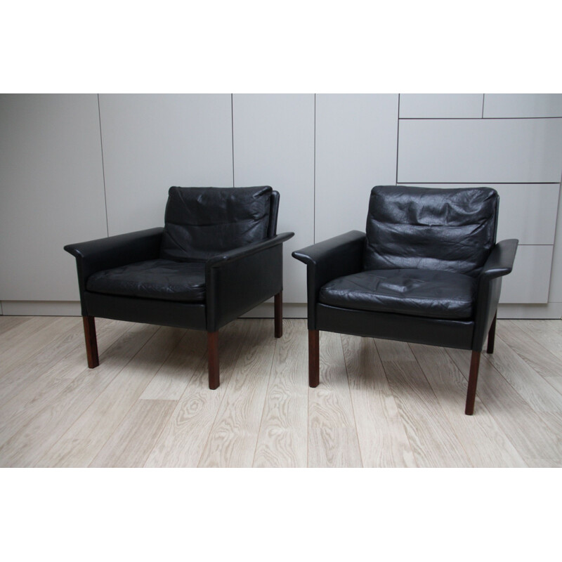 Paire de fauteuils Club en cuir noir par Hans Olsen