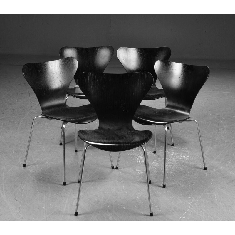 Suite de 5 chaises vintage pour Fritz Hansen en bois et métal noir