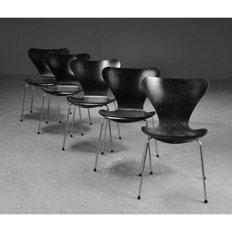 Set of 5 vintage chairs for Fritz Hansen in wood and black metal