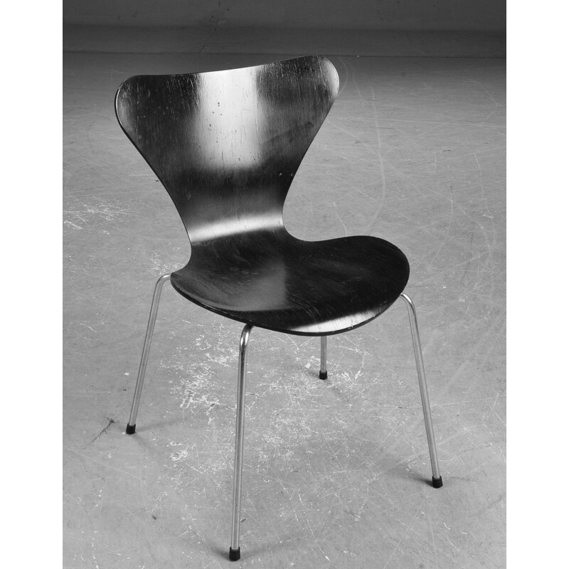 Suite de 5 chaises vintage pour Fritz Hansen en bois et métal noir