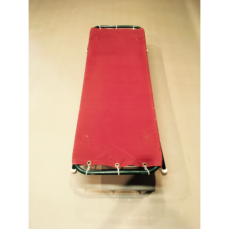 Ensemble de 10 lits vintage pliants en métal et tissu rouge 1950