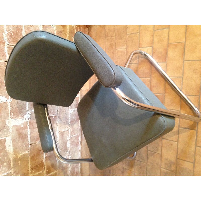 Fauteuil vintage industriel gris en skai et chrome 1970