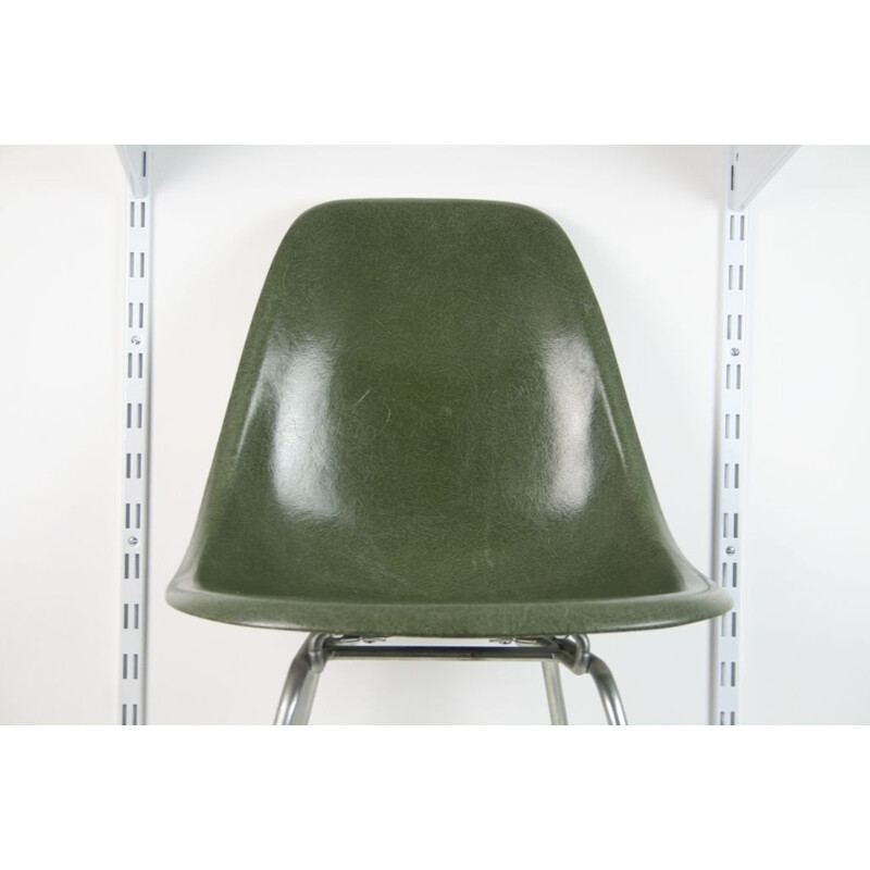 Chaise vintage dsx en fibre vert forest green par Eames Herman Miller