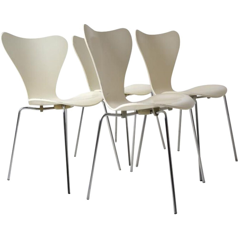 Suite de 4 chaises vintage blanches série 7 pour Friz Hansen en bois