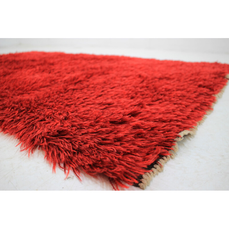 Tapis vintage rouge en laine