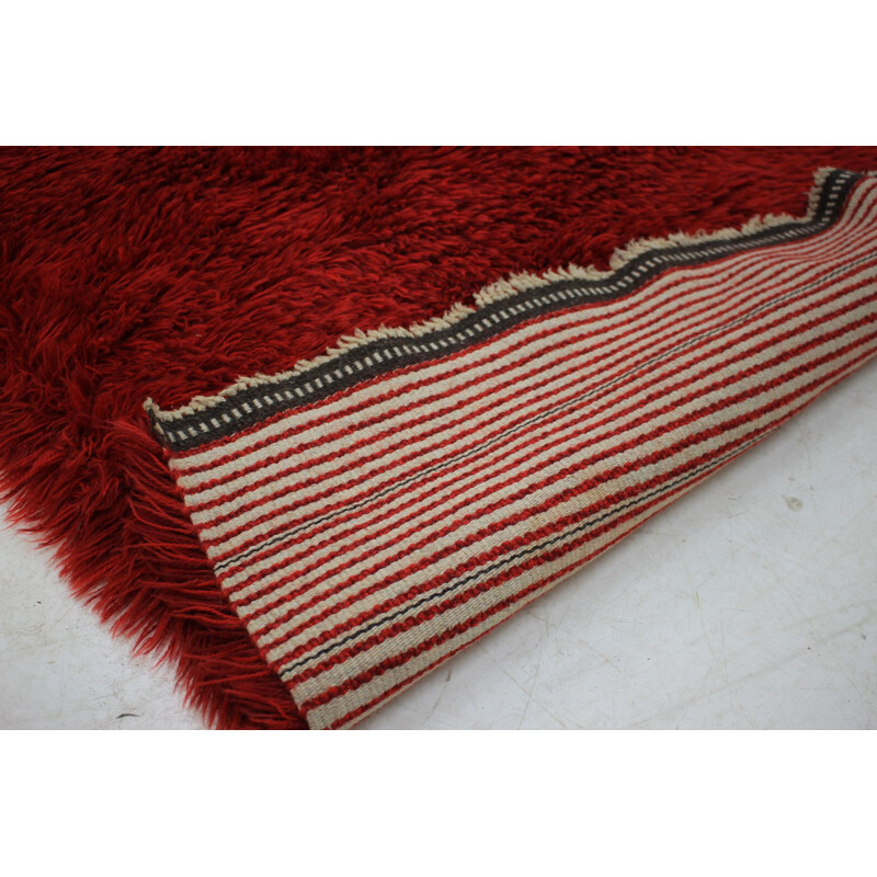 Tapis vintage rouge en laine