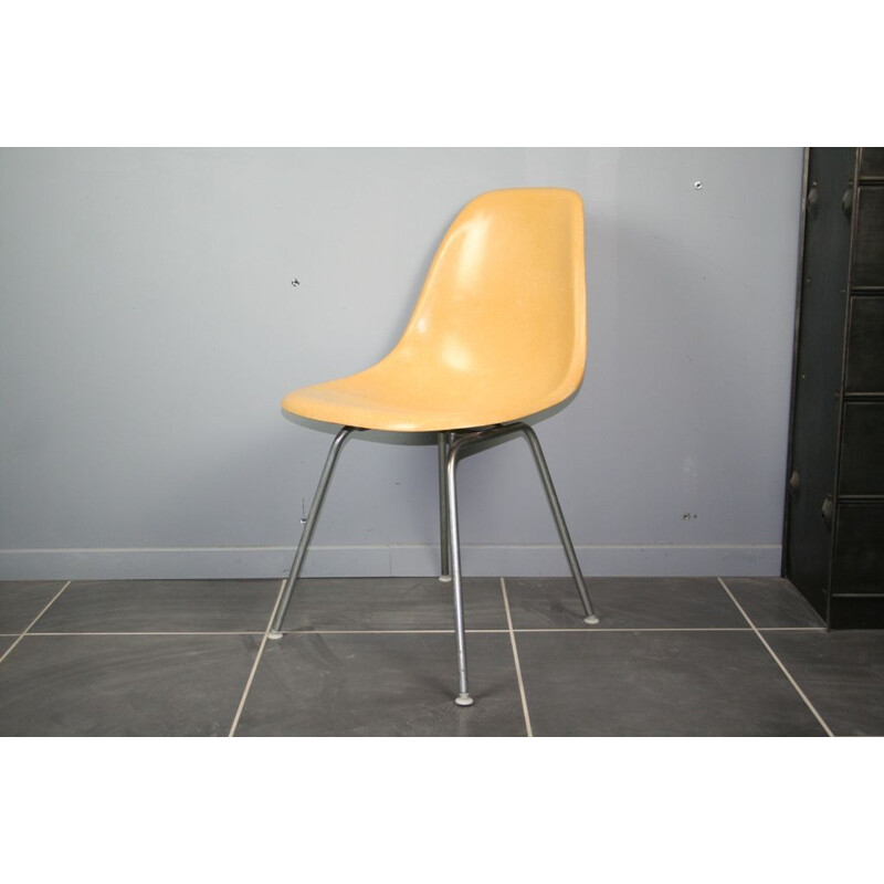 Chaise vintage dsx en fibre ochre light par Eames Herman Miller